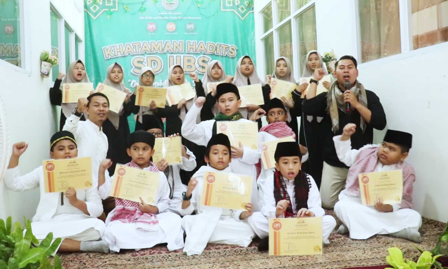 Membanggakan, Seluruh Siswa & Siswi Kelas 4 SD IIBS Berhasil Khatam Hadist Buku 2