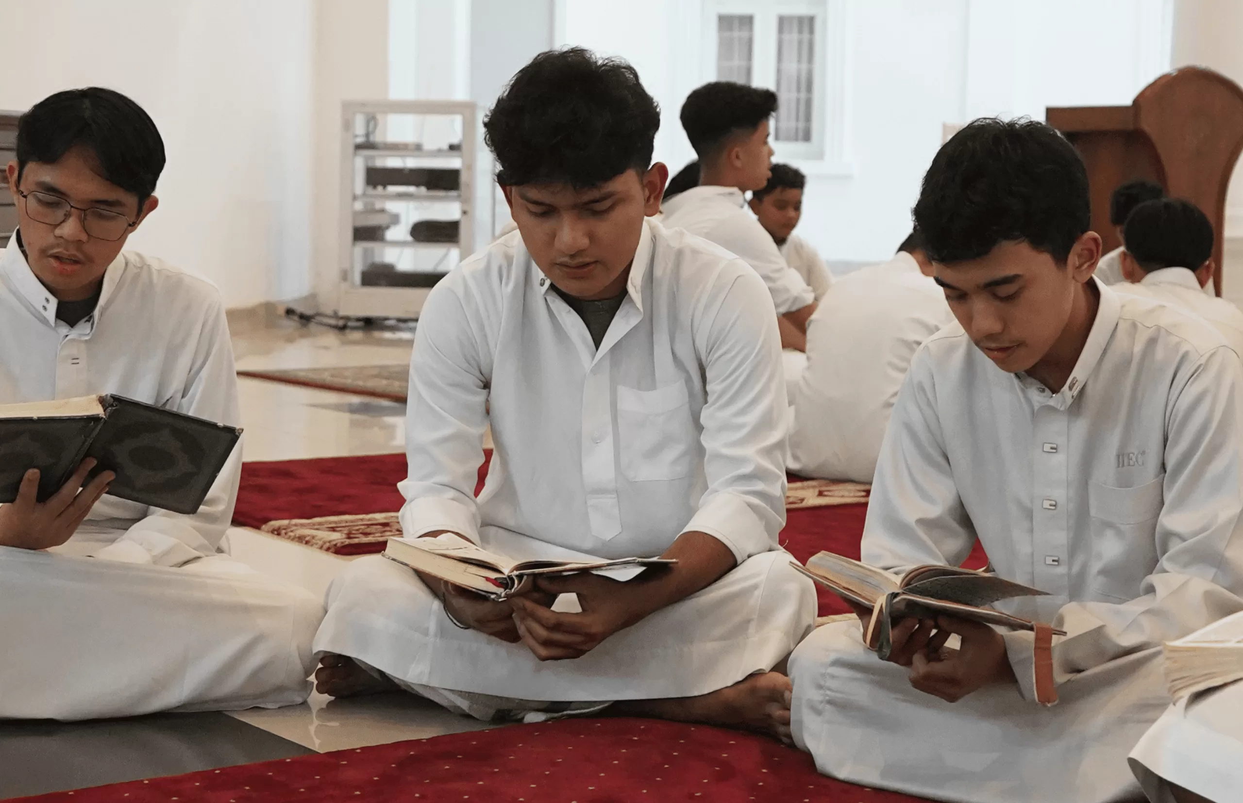 Memperbanyak amal ibadah, seperti membaca Al-Qur'an, berzikir