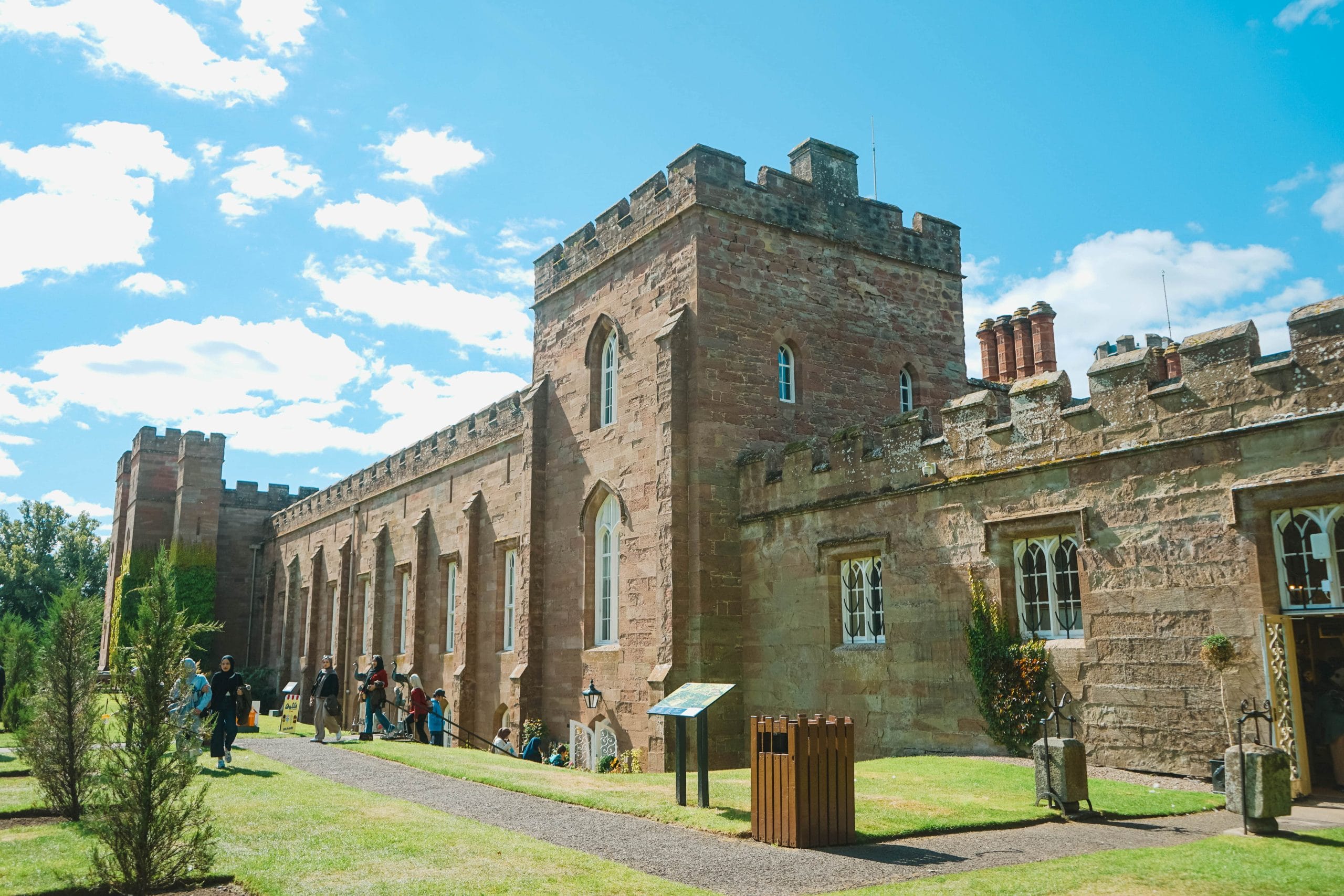 Siswa IIEC Kunjungi Scone Palace dan Blair Castle, Skotlandia