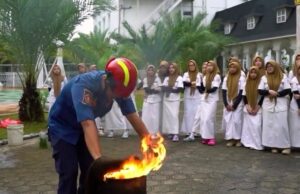 Tingkatkan Kesadaran Keselamatan, Siswa IIEC-RI Ikuti Sosialisasi Kebakaran