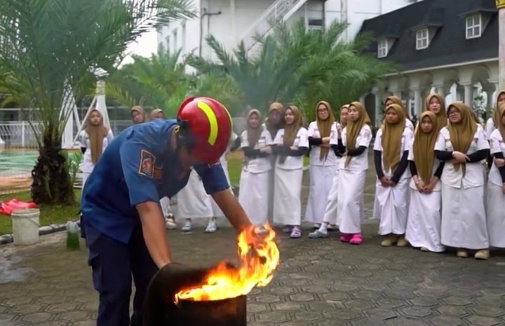 Tingkatkan Kesadaran Keselamatan, Siswa IIEC-RI Ikuti Sosialisasi Kebakaran