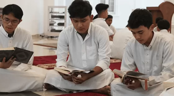 Memperbanyak amal ibadah, seperti membaca Al-Qur'an, berzikir